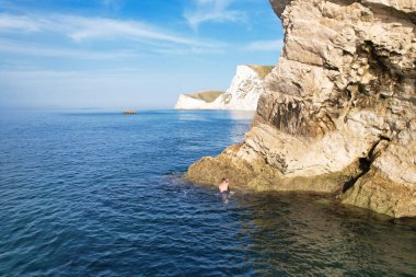 İngiltere İngiltere 'nin Durdle Door Sahili' nin en güzel manzarası ve deniz manzarası. Görüntü İHA 'nın kamerasıyla 9 Eylül 2023' te çekildi.