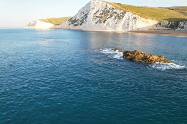 İngiltere İngiltere 'nin Durdle Door Sahili' nin en güzel manzarası ve deniz manzarası. Görüntü İHA 'nın kamerasıyla 9 Eylül 2023' te çekildi.