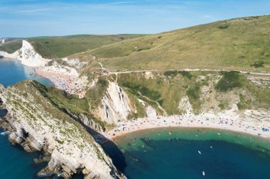 İngiltere İngiltere 'nin Durdle Door Sahili' nin en güzel manzarası ve deniz manzarası. Görüntü İHA 'nın kamerasıyla 9 Eylül 2023' te çekildi.