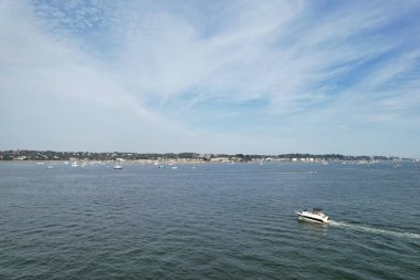 İngiltere 'nin Poole Denizi' ndeki Yüksek Sürat Tekneleri, Güzel Turist Çekimi Plaj Şehir Turu 9 Eylül 2023 'te Drone' un Kamerasıyla yakalandı.