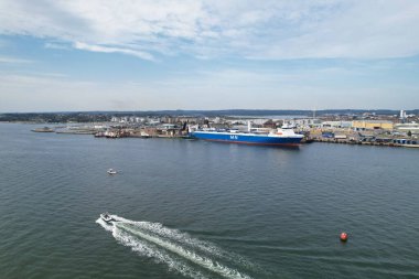 İngiltere 'nin Poole Denizi' ndeki Yüksek Sürat Tekneleri, Güzel Turist Çekimi Plaj Şehir Turu 9 Eylül 2023 'te Drone' un Kamerasıyla yakalandı.