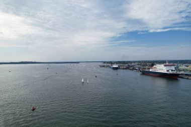 İngiltere 'nin Poole Denizi' ndeki Yüksek Sürat Tekneleri, Güzel Turist Çekimi Plaj Şehir Turu 9 Eylül 2023 'te Drone' un Kamerasıyla yakalandı.