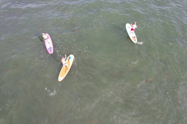 İngiltere 'nin Poole Denizi' ndeki Yüksek Sürat Tekneleri, Güzel Turist Çekimi Plaj Şehir Turu 9 Eylül 2023 'te Drone' un Kamerasıyla yakalandı.