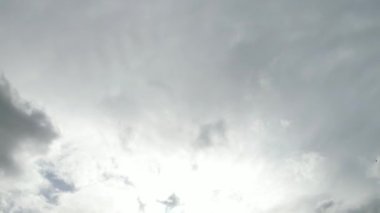 Luton Şehri 'nde Hızlı Hareketli Dramatik Bulutlar ve Gökyüzü