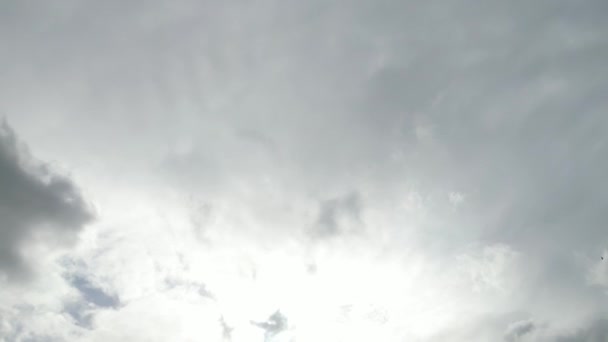 Быстрые Движущиеся Драматические Облака Небо Над Лутон Сити — стоковое видео