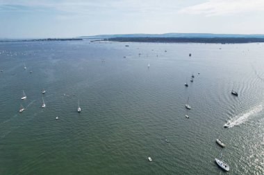 İngiltere 'nin Poole Denizi' ndeki Yüksek Sürat Tekneleri, Güzel Turist Çekimi Plaj Şehir Turu 9 Eylül 2023 'te Drone' un Kamerasıyla yakalandı.