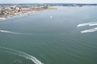 İngiltere 'nin Poole Denizi' ndeki Yüksek Sürat Tekneleri, Güzel Turist Çekimi Plaj Şehir Turu 9 Eylül 2023 'te Drone' un Kamerasıyla yakalandı.