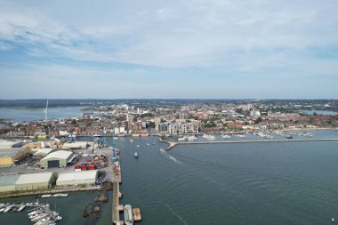 İngiltere 'nin Poole Denizi' ndeki Yüksek Sürat Tekneleri, Güzel Turist Çekimi Plaj Şehir Turu 9 Eylül 2023 'te Drone' un Kamerasıyla yakalandı.