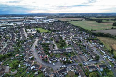 Yağmur ve Bulutlu Günbatımında İngiltere 'nin kuzeydoğu Luton şehrinin hava görüntüsü. Yüksek Açılı Görüntü, İHA 'nın Kamerasıyla 22 Eylül 2023' te çekildi.