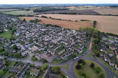 Yağmur ve Bulutlu Günbatımında İngiltere 'nin kuzeydoğu Luton şehrinin hava görüntüsü. Yüksek Açılı Görüntü, İHA 'nın Kamerasıyla 22 Eylül 2023' te çekildi.