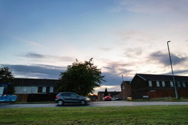 Yağmur ve Bulutlu Günbatımında İngiltere 'nin kuzeydoğu Luton şehrinin hava görüntüsü. Yüksek Açılı Görüntü, İHA 'nın Kamerasıyla 22 Eylül 2023' te çekildi.