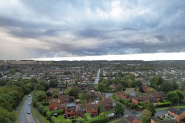 Yağmur ve Bulutlu Günbatımında İngiltere 'nin kuzeydoğu Luton şehrinin hava görüntüsü. Yüksek Açılı Görüntü, İHA 'nın Kamerasıyla 22 Eylül 2023' te çekildi.