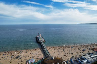 İngiltere 'nin Bournemouth City Sandy Plajı' ndaki En Güzel ve Çekici Turist Bölgesi Hava Görüntüsü, 23 Ağustos 2023 'te güneşli bir günde Drone' un Kamerası ile çekildi..
