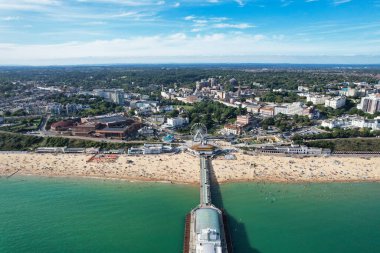 İngiltere 'nin Bournemouth City Sandy Plajı' ndaki En Güzel ve Çekici Turist Bölgesi Hava Görüntüsü, 23 Ağustos 2023 'te güneşli bir günde Drone' un Kamerası ile çekildi..