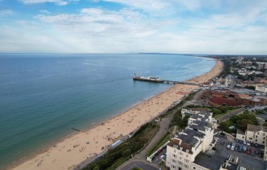 İngiltere 'nin Bournemouth City Sandy Plajı' ndaki En Güzel ve Çekici Turist Bölgesi Hava Görüntüsü, 23 Ağustos 2023 'te güneşli bir günde Drone' un Kamerası ile çekildi..