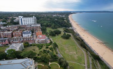 İngiltere 'nin Bournemouth City Sandy Plajı' ndaki En Güzel ve Çekici Turist Bölgesi Hava Görüntüsü, 23 Ağustos 2023 'te güneşli bir günde Drone' un Kamerası ile çekildi..