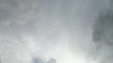 Luton Şehri 'nde Hızlı Hareketli Dramatik Bulutlar ve Gökyüzü