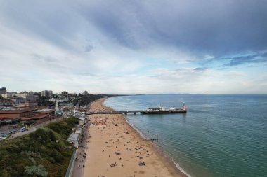 İngiltere 'nin Bournemouth City Sandy Plajı' ndaki En Güzel ve Çekici Turist Bölgesi Hava Görüntüsü, 23 Ağustos 2023 'te güneşli bir günde Drone' un Kamerası ile çekildi..