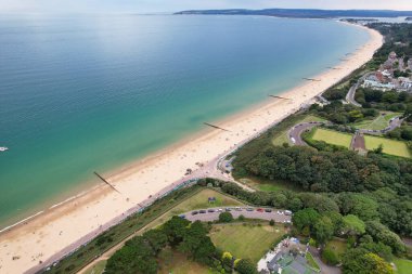 İngiltere 'nin Bournemouth City Sandy Plajı' ndaki En Güzel ve Çekici Turist Bölgesi Hava Görüntüsü, 23 Ağustos 2023 'te güneşli bir günde Drone' un Kamerası ile çekildi..