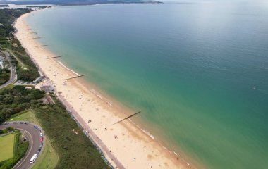 İngiltere 'nin Bournemouth City Sandy Plajı' ndaki En Güzel ve Çekici Turist Bölgesi Hava Görüntüsü, 23 Ağustos 2023 'te güneşli bir günde Drone' un Kamerası ile çekildi..