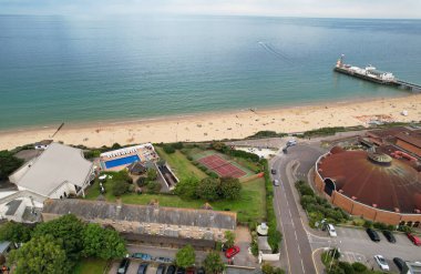 İngiltere 'nin Bournemouth City Sandy Plajı' ndaki En Güzel ve Çekici Turist Bölgesi Hava Görüntüsü, 23 Ağustos 2023 'te güneşli bir günde Drone' un Kamerası ile çekildi..