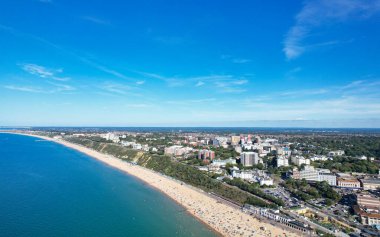 İngiltere 'nin Bournemouth City Sandy Plajı' ndaki En Güzel ve Çekici Turist Bölgesi Hava Görüntüsü, 23 Ağustos 2023 'te güneşli bir günde Drone' un Kamerası ile çekildi..
