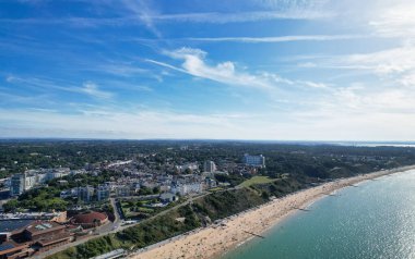 İngiltere 'nin Bournemouth City Sandy Plajı' ndaki En Güzel ve Çekici Turist Bölgesi Hava Görüntüsü, 23 Ağustos 2023 'te güneşli bir günde Drone' un Kamerası ile çekildi..