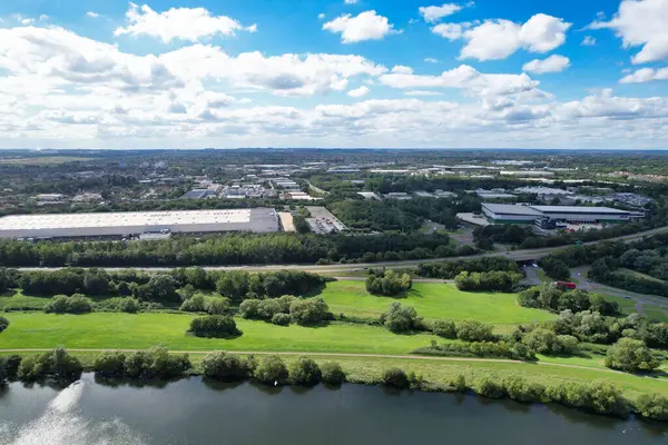  Milton Keynes, İngiltere, Birleşik Krallık - 21 Mayıs 2023: Caldecotte Gölü 'nün havadan görünüşü 