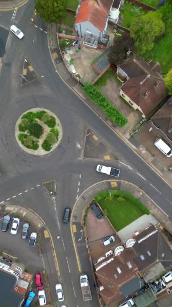 Κάθετη Αεροφωτογραφία Της Πόλης Luton Αιχμαλωτίστηκε Την Κάμερα Του Drone — Αρχείο Βίντεο