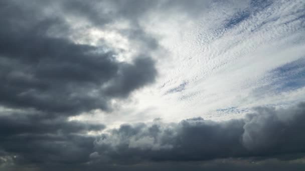 Vista Ángulo Alto Nubes Dramáticas Movimiento Rápido Cielo Sobre Ciudad — Vídeo de stock