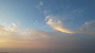 Bulutların Üzerinden En Güzel ve En İyi Yüksek Açılı Dramatik Gökyüzü Görüntüsü. İngiltere 'nin Luton şehrinde sabahın erken saatlerinde yükselen Hızlı Hareketli Bulutlar