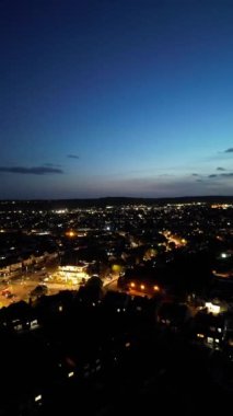 Luton City ve Günbatımından sonra hava dikey görüntüsü. 3 Ekim 2023 'te Drone' un Kamerasıyla yakalanmış.