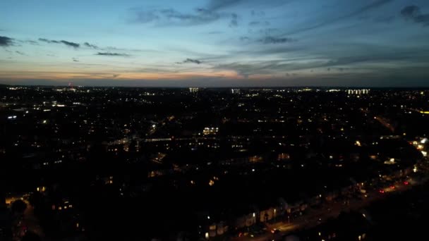 夜に照らされた英国の都市と道路の美しい航空眺め 照らされた英国の町のドローンの高い角度の映像 フッテージは 2023年10月03日にドローンのカメラで撮影されました — ストック動画