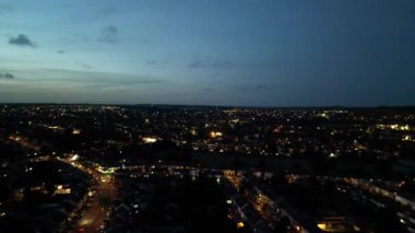 Aydınlanmış İngiliz Şehri ve Gece Yolları 'nın Güzel Hava Manzarası. İHA 'nın Aydınlanmış İngiliz Kasabası Yüksek Açı Görüntüsü. Görüntü İHA 'nın Kamerasıyla 3 Ekim 2023' te kaydedildi.