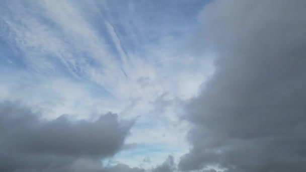 Vue Grand Angle Des Nuages Ciel Dramatiques Déplaçant Rapidement Dessus — Video