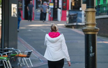 Merkez Luton City, İngiltere, Büyük Britanya 'daki insanlar, birçok Dünya Topluluğundan gelen birçok turist. Resim 2 Temmuz 2023 'te çekilmiştir.