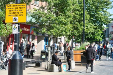 Merkez Luton City, İngiltere, Büyük Britanya 'daki insanlar, birçok Dünya Topluluğundan gelen birçok turist. Resim 2 Temmuz 2023 'te çekilmiştir.