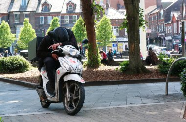 Merkez Luton City, İngiltere, Büyük Britanya 'daki insanlar, birçok Dünya Topluluğundan gelen birçok turist. Resim 2 Temmuz 2023 'te çekilmiştir.