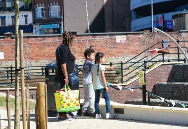 Merkez Luton City, İngiltere, Büyük Britanya 'daki insanlar, birçok Dünya Topluluğundan gelen birçok turist. Resim 2 Temmuz 2023 'te çekilmiştir.