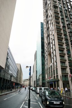 Merkez Londra 'nın başkenti İngiltere' deki insanlar. Büyük Britanya 'daki turistlerin çoğu Dünya' nın pek çok bölgesinden gelen uluslararasıdır. Fotoğraf 2 Ağustos 2023 'te çekildi.