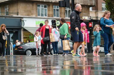 Merkez Londra 'nın başkenti İngiltere' deki insanlar. Büyük Britanya 'daki turistlerin çoğu Dünya' nın pek çok bölgesinden gelen uluslararasıdır. Fotoğraf 2 Ağustos 2023 'te çekildi.