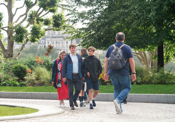 Люди в центре Лондона, столице Англии, в основном интернациональные из многих стран мира. Изображение получено 2 августа 2023 года
