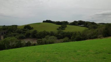 İngiltere 'nin Cornwell Countryside Hills arazisi. Görüntüler 5 Ekim 2023 'te Drone' un Kamerasıyla çekildi..