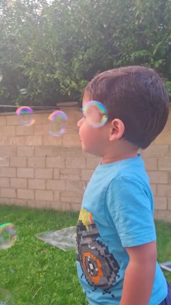 Roztomilý Asijský Pákistánský Baby Boy Těší Bubliny Domácí Zahradě Luton — Stock video