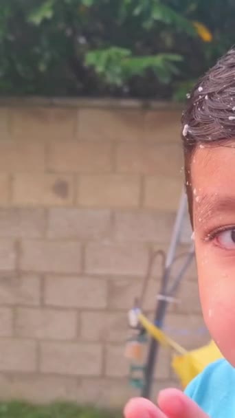 Bébé Garçon Pakistanais Asiatique Mignon Profitant Des Bulles Jardin Maison — Video