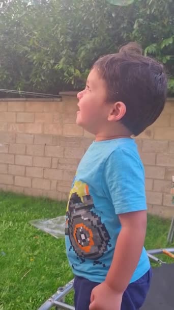 Cute Asian Pakistański Chłopiec Korzystających Bubbles Domu Ogród Luton City — Wideo stockowe