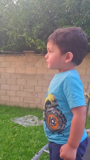 Roztomilý Asijský Pákistánský Baby Boy Těší Bubliny Domácí Zahradě Luton — Stock video