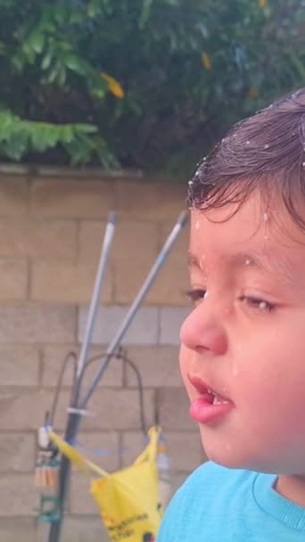 Söt Asiatisk Pakistansk Baby Boy Njuter Bubblor Home Garden Luton — Stockvideo