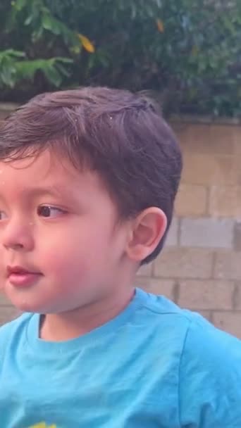 かわいいアジアのパキスタンの赤ん坊ボーイ イギリスのルートンシティのホームズガーデンでバブルを楽しむ — ストック動画