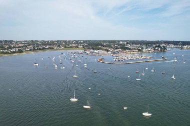 İngiltere 'nin Poole Denizi manzaralı şehrinde yüksek açılı sürat teknelerinin görüntüsü 9 Eylül 2023' te İHA 'nın Kamerasıyla Güzel Turist Çekimi Plaj Şehri Turu yakalandı.